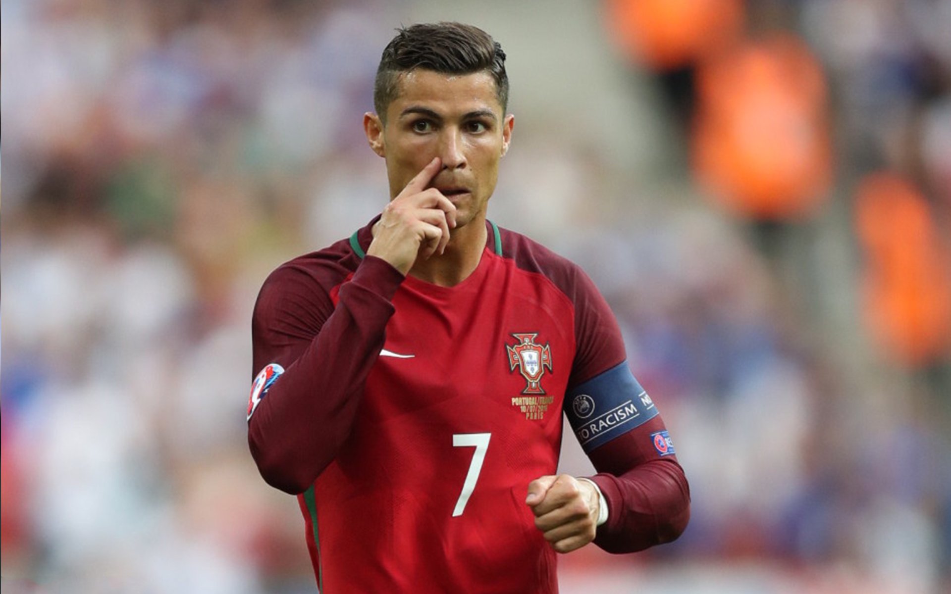 米兰足球官网-逆境中的“战神”崛起：不屈不挠的足球精神，彰显足球精神